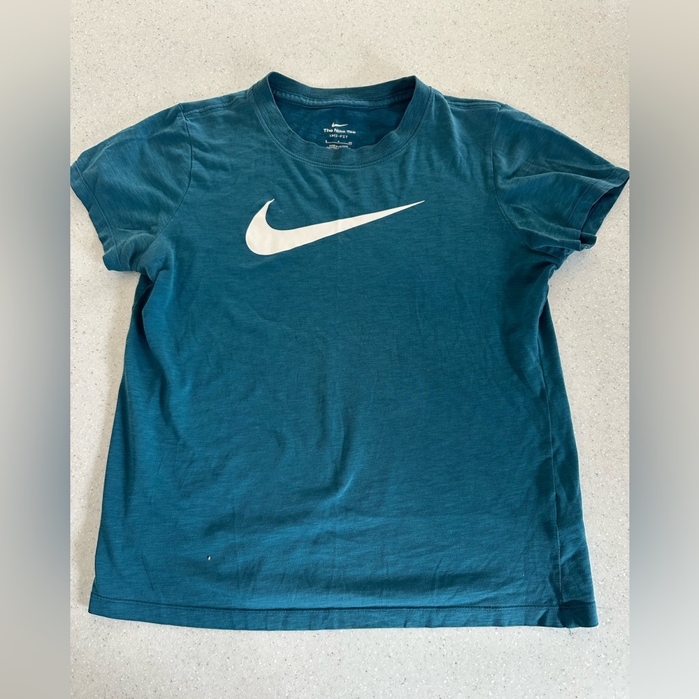 The Nike Tee Dri-Fit Women’s Small. Blue. White Swoosh Logo. 58% cotton Cute fit